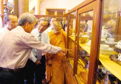 Researcher Tran Dinh Son introducing ancient items to visitors of the museum (Photo: SGGP) Researcher Tran Dinh Son introducing ancient items to visitors of the museum (Photo: SGGP)