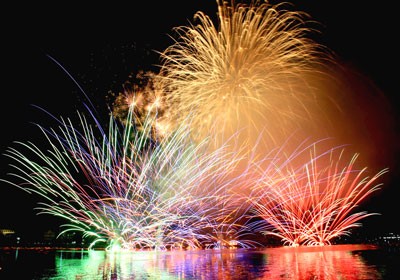 The host country's firework performance showcases the country's beautiful sceneries and gentle hospitality of the Vietnamese people (Photo: SGGP) The host country's firework performance showcases the country's beautiful sceneries and gentle hospitality of the Vietnamese people (Photo: SGGP)