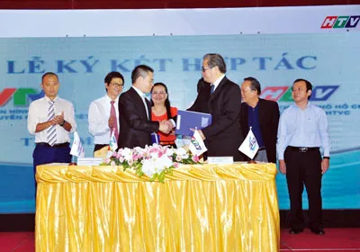 Lãnh đạo Tổng Công ty THCVN và lãnh đạo của HTVC trao biên bản ký kết Lãnh đạo Tổng Công ty THCVN và lãnh đạo của HTVC trao biên bản ký kết