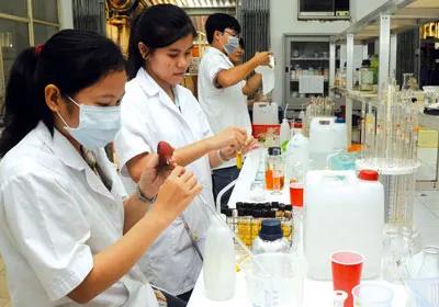 Sinh viên khoa Môi trường Trường ĐH Bách khoa TPHCM thực tập trong phòng thí nghiệm. Ảnh: Mai Hải Sinh viên khoa Môi trường Trường ĐH Bách khoa TPHCM thực tập trong phòng thí nghiệm. Ảnh: Mai Hải