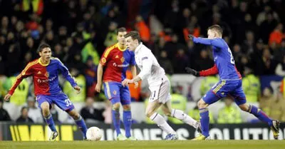 Tiền vệ Gareth Bale (áo trắng) đi bóng trước hàng phòng ngự Basel.