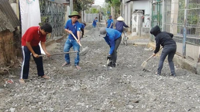 Thanh niên giúp dân làm đường