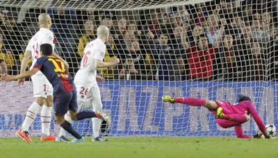 Tiền đạo Pedro (số 17) tung cú sút ghi bàn quân bình tỷ số 1 - 1 cho Barcelona. Tiền đạo Pedro (số 17) tung cú sút ghi bàn quân bình tỷ số 1 - 1 cho Barcelona.