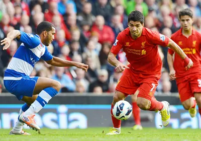 Luis Suarez (phải, Liverpool) đi bóng trước Shaun Cummings (Reading). Luis Suarez (phải, Liverpool) đi bóng trước Shaun Cummings (Reading).