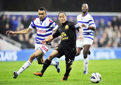 Steven Pienaar (phải, Everton) đi bóng trước hậu vệ Jose Bosingwa (QPR). Steven Pienaar (phải, Everton) đi bóng trước hậu vệ Jose Bosingwa (QPR).