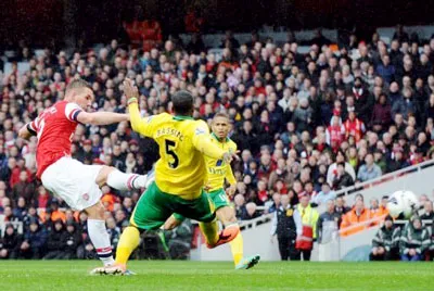 Bóng đá châu Âu (đêm 13, rạng sáng 14-4): Arsenal vào tốp 3