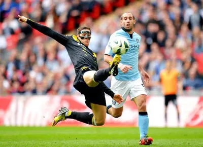 Fernando Torres (trái, Chelsea) nỗ lực khống chế bóng trước hậu vệ Pablo Zabaleta của Man.City.
