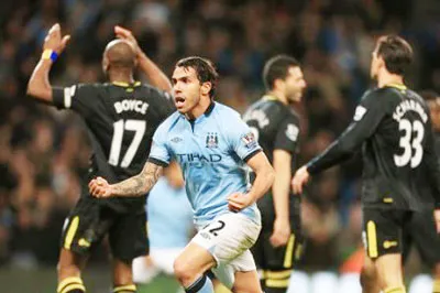 Tiền đạo Carlos Tevez sau khi ghi bàn vào lưới Wigan.