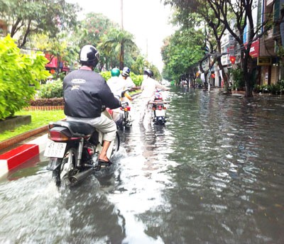 Rains caused severe flooding in several streets in HCMC on May 1 (Photo: SGGP) Rains caused severe flooding in several streets in HCMC on May 1 (Photo: SGGP)
