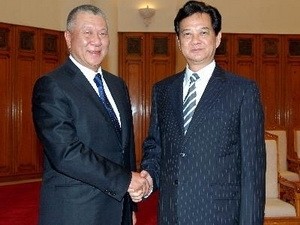 PM Nguyen Tan Dung (R) meets with CPPCC Vice Chairman Ho Hau Wah. Photo: VNA PM Nguyen Tan Dung (R) meets with CPPCC Vice Chairman Ho Hau Wah. Photo: VNA