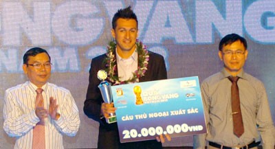 Gaston Merlo (SHB Da Nang) wins ‘Best Foreign Player’ Award (Photo: SGGP) Gaston Merlo (SHB Da Nang) wins ‘Best Foreign Player’ Award (Photo: SGGP)