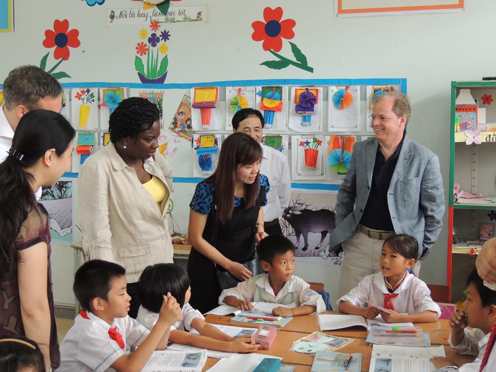 Mr. Axel van Trotsenburg and Ms. Victoria Kwakwa, World Bank Country Director for Vietnam, at the press briefing today afternoon and from their trip to Tan An Primary School in the northern province of Bac Giang under the Vietnam Escuela Nueva Project (Photo: Courtesy of WB) Mr. Axel van Trotsenburg and Ms. Victoria Kwakwa, World Bank Country Director for Vietnam, at the press briefing today afternoon and from their trip to Tan An Primary School in the northern province of Bac Giang under the Vietnam Escuela Nueva Project (Photo: Courtesy of WB)