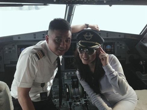 The filed photo showing captain of the flight 595 posing photo with Ly Nha Ky on April 11, 2013 was posted in Ly Nha Ky Facebook page. The filed photo showing captain of the flight 595 posing photo with Ly Nha Ky on April 11, 2013 was posted in Ly Nha Ky Facebook page.