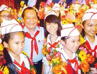 Le Thanh Hai, Secretary of the HCMC Party Committee with students from primary and secondary schools at the Congress at Hoa Binh Theater (Photo: SGGP) Le Thanh Hai, Secretary of the HCMC Party Committee with students from primary and secondary schools at the Congress at Hoa Binh Theater (Photo: SGGP)