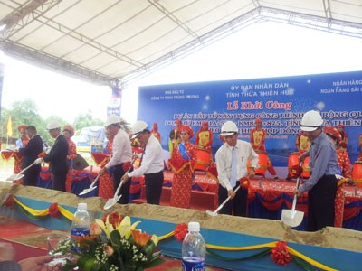 Dep.PM Nguyen Xuan Phuc and leaders of the Ministry of Transport and Thua Thien-Hue Province break ground to construct a tunnel across Phuoc Tuong and Phu Gia Mountain Passes on May 18 (Photo: SGGP) Dep.PM Nguyen Xuan Phuc and leaders of the Ministry of Transport and Thua Thien-Hue Province break ground to construct a tunnel across Phuoc Tuong and Phu Gia Mountain Passes on May 18 (Photo: SGGP)