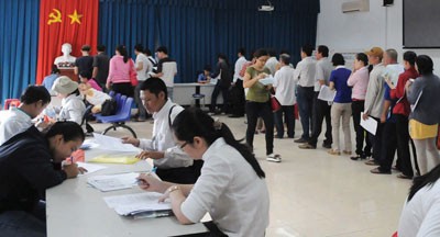 Unemployed people queue at a job exchange floor (Photo: SGGP) Unemployed people queue at a job exchange floor (Photo: SGGP)