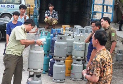 Market authorities seize fake gas cylinders (Photo: SGGP) Market authorities seize fake gas cylinders (Photo: SGGP)