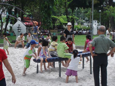 Children should enjoy outdoor games during summer vacation rather than spend time studying (Photo: B. Long) Children should enjoy outdoor games during summer vacation rather than spend time studying (Photo: B. Long)