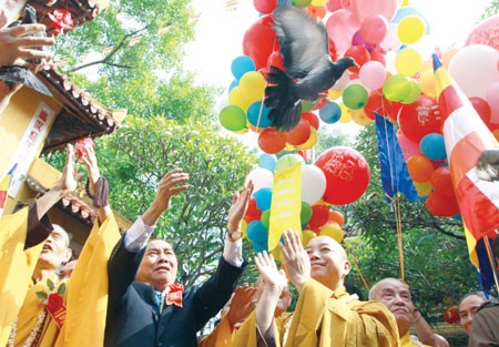 Deputy Prime Minister Nguyen Xuan Phuc (second left) releases pigeons to pray for peace and prosperity on the occasion of the 2,557th birthday of Lord Buddha in Hoan Kiem District's Quan Su Pagoda yesterday (Photo: VNA/VNS) Deputy Prime Minister Nguyen Xuan Phuc (second left) releases pigeons to pray for peace and prosperity on the occasion of the 2,557th birthday of Lord Buddha in Hoan Kiem District's Quan Su Pagoda yesterday (Photo: VNA/VNS)