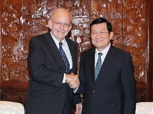 President Truong Tan Sang welcomes UNCIEF Executive Director Anthony Lake (Source: VNA) President Truong Tan Sang welcomes UNCIEF Executive Director Anthony Lake (Source: VNA)
