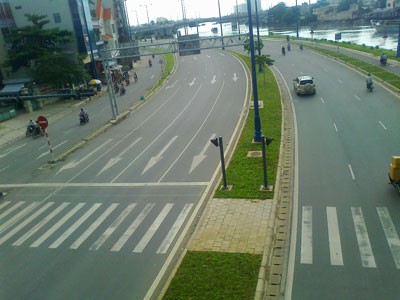 Vo Van Kiet Avenue widened to tackle traffic congestion(Photo:Dan Thuy) Vo Van Kiet Avenue widened to tackle traffic congestion(Photo:Dan Thuy)