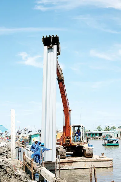 Hình ảnh thi công công trình kè chống sạt lở cửa biển U Minh Hạ (Cà Mau) Hình ảnh thi công công trình kè chống sạt lở cửa biển U Minh Hạ (Cà Mau)