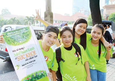 Tình nguyện viên với khẩu hiệu kêu gọi mọi người “hãy sử dụng sản phẩm xanh vì sức khỏe của chính mình”. Tình nguyện viên với khẩu hiệu kêu gọi mọi người “hãy sử dụng sản phẩm xanh vì sức khỏe của chính mình”.