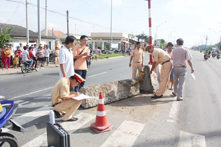 Cảnh sát giao thông đến khám nghiệm hiện trường Cảnh sát giao thông đến khám nghiệm hiện trường
