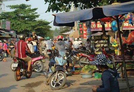 Ngoài đường kẹt xe, trong chợ vắng hoe