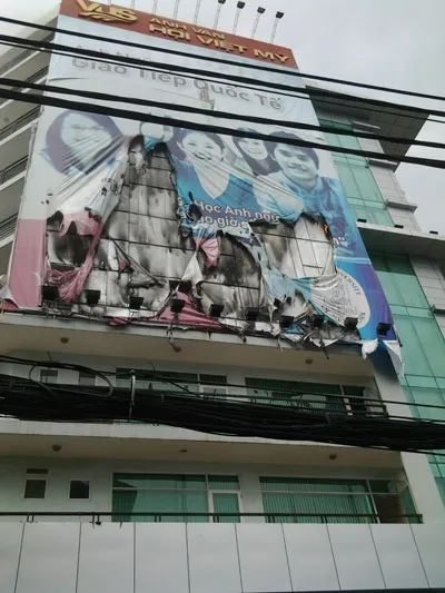 Tấm áp phích bị cháy