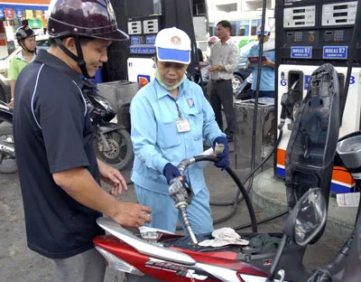 Giá xăng cần được điều chỉnh sát với giá thị trường thế giới. Ảnh: Cao Thăng