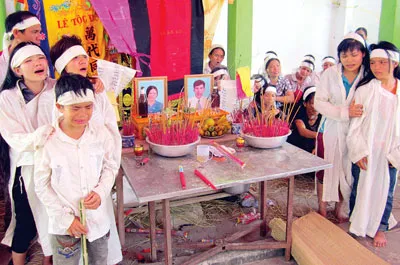 Vợ chồng chết đuối, 5 con điếng lòng