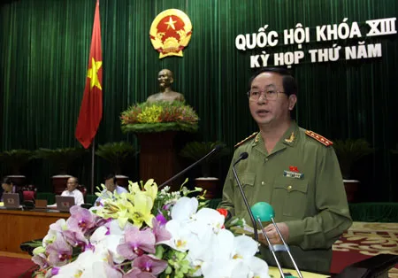 Bộ trưởng Bộ Công an Trần Đại Quang trình bày Tờ trình dự án Luật sửa đổi, bổ sung một số điều của Luật phòng cháy, chữa cháy trong phiên họp sáng nay. Ảnh: Hồng Vĩnh Bộ trưởng Bộ Công an Trần Đại Quang trình bày Tờ trình dự án Luật sửa đổi, bổ sung một số điều của Luật phòng cháy, chữa cháy trong phiên họp sáng nay. Ảnh: Hồng Vĩnh