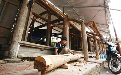 Những ngôi nhà cổ ở Đường Lâm xuống cấp nhưng khó xin phép sửa chữa.