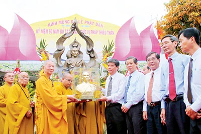 Ban Trị sự Giáo hội Phật giáo Việt Nam TPHCM trao tặng lãnh đạo TPHCM bức tượng đồng chân dung Bồ Tát Thích Quảng Đức. Ban Trị sự Giáo hội Phật giáo Việt Nam TPHCM trao tặng lãnh đạo TPHCM bức tượng đồng chân dung Bồ Tát Thích Quảng Đức.