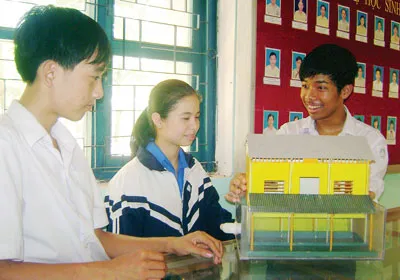 Ba học sinh Trường THCS Nguyễn Bỉnh Khiêm với mô hình nhà sống chung với lũ lụt. Ba học sinh Trường THCS Nguyễn Bỉnh Khiêm với mô hình nhà sống chung với lũ lụt.