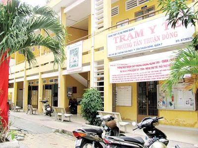 Trạm y tế phường Tân Thuận đông, quận 7 nằm lọt thỏm trong khuôn viên UBND phường. Ảnh: TƯỜNG LÂM Trạm y tế phường Tân Thuận đông, quận 7 nằm lọt thỏm trong khuôn viên UBND phường. Ảnh: TƯỜNG LÂM