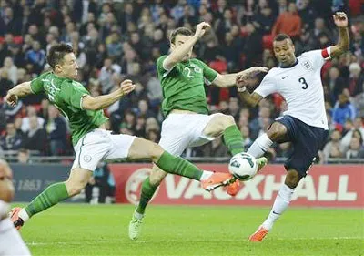 Ashley Cole (số 4) nỗ lực vượt qua các hậu vệ đội khách.