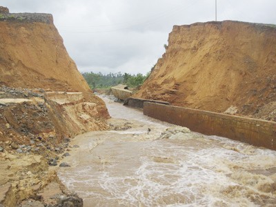 The site of the dam breach in Duc Co District in Gia Lai Province (Photo: SGGP) The site of the dam breach in Duc Co District in Gia Lai Province (Photo: SGGP)