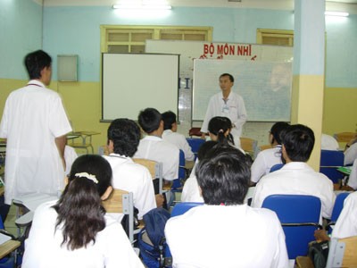 A university lecturer teaching at Medicine University. Vietbank offers preferential loans to all teaching staffs (Photo: B. Long)