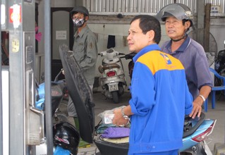 Gasoline price hiked by VND426 a liter from 8pm, June 14 Gasoline price hiked by VND426 a liter from 8pm, June 14