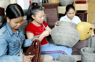Hàng thủ công mỹ nghệ Việt Nam được khách hàng nước ngoài ưa chuộng. Ảnh: CAO THĂNG Hàng thủ công mỹ nghệ Việt Nam được khách hàng nước ngoài ưa chuộng. Ảnh: CAO THĂNG