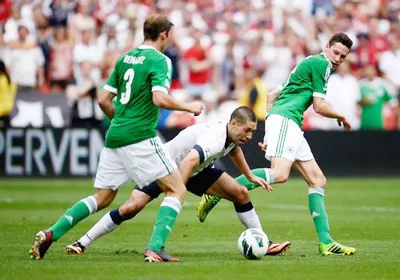 Tiền đạo Clint Dempsey (áo trắng, Mỹ) nỗ lực đột phá trước các cầu thủ Đức. Tiền đạo Clint Dempsey (áo trắng, Mỹ) nỗ lực đột phá trước các cầu thủ Đức.