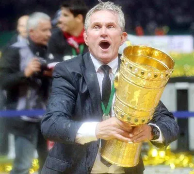 Jupp Heynckes vui mừng bên Cúp nước Đức. Jupp Heynckes vui mừng bên Cúp nước Đức.