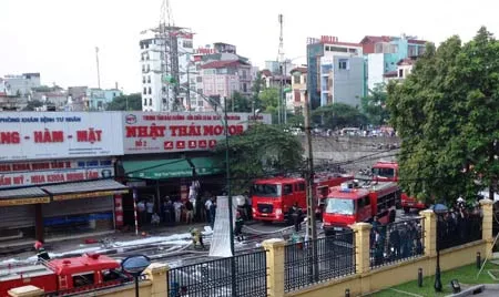 Hà Nội: Đám cháy lớn tại cây xăng đã được dập tắt ảnh 2 Hà Nội: Đám cháy lớn tại cây xăng đã được dập tắt ảnh 2