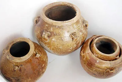 Những vò gốm cổ với những hoa văn, lớp men tráng bên ngoài giúp các nhà khoa học nhận định niên đại của tàu bị đắm. Những vò gốm cổ với những hoa văn, lớp men tráng bên ngoài giúp các nhà khoa học nhận định niên đại của tàu bị đắm.