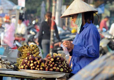 Nhiều công nhân thất nghiệp chuyển sang bán hàng rong kiếm sống. Ảnh: Phạm Kim Ngân