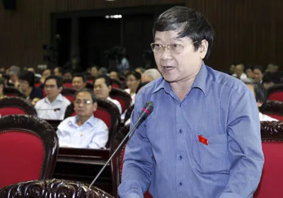 Đại biểu Lê Như Tiến (Quảng Trị) chất vấn tại hội trường. Đại biểu Lê Như Tiến (Quảng Trị) chất vấn tại hội trường.