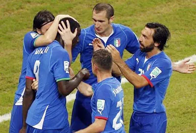 Đồng đội chúc mừng M. Balotelli (số 9) sau khi anh thực hiện thành công quả penalty vào lưới Nhật Bản. Đồng đội chúc mừng M. Balotelli (số 9) sau khi anh thực hiện thành công quả penalty vào lưới Nhật Bản.