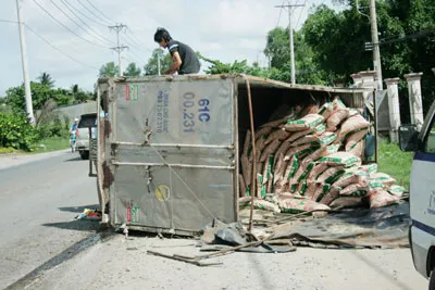 Xe tải lật ngang, tài xế thoát chết